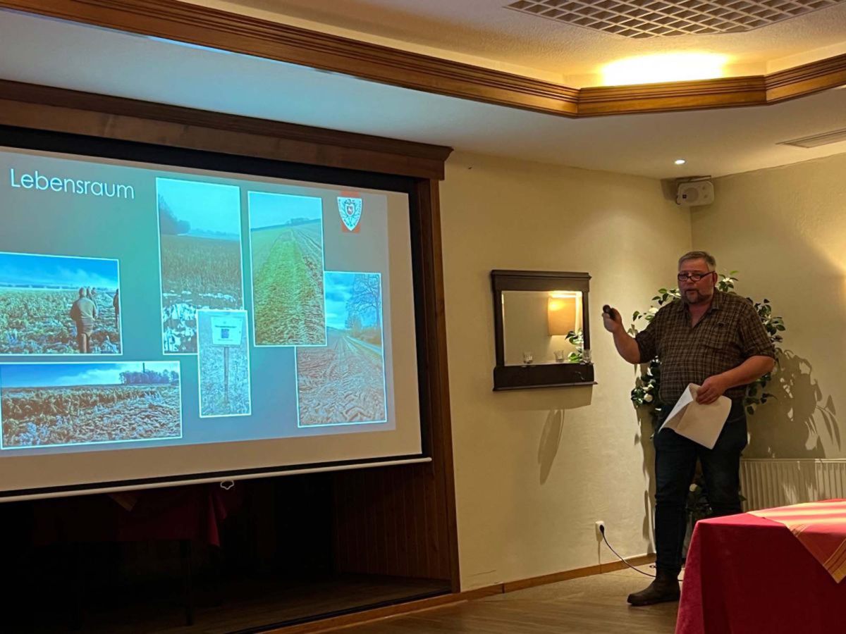 Markus Tipp erl&auml;uterte den vielen Interessierten im Saal die mit Landwirtschaftskammer und Unterer Naturschutzbeh&ouml;rde abgestimmten Ma&szlig;nahmen in der Feldflur. Wichtig war der Projektgruppe wirksame Ma&szlig;nahmen zu entwickeln, die gleichzeitig in die &uuml;bliche Fruchtfolge unserer Kartoffelregion passen, um &uuml;berhaupt angenommen zu werden. Den Feldh&uuml;hnern fehlt es aktuell vor allem an Deckung und Nahrung durch das ganze Jahr.